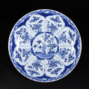 Très large plat à décor bleu et blanc de prunus et de bambous - Chine XVIIIE Période Kangxi