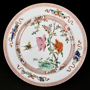 Plat aux émaux de la Famille Rose/Verte à décor d'un papillon - Chine XVIIIE Période Yongzheng