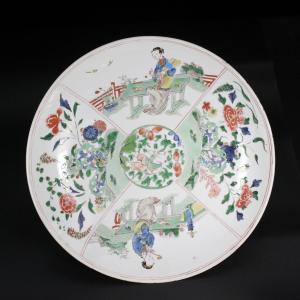 Coupe Famille Verte à décor symétrique de dames de cour - Chine XVIIIe Période Kangxi