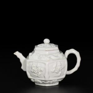 Théière Blanc de Chine à décor de dragons et prunus - Chine XVIIe Période Kangxi