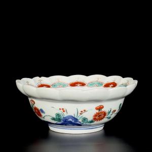 Bol lobée à décor floral Kakiemon - Japon XVIIe, Époque Edo
