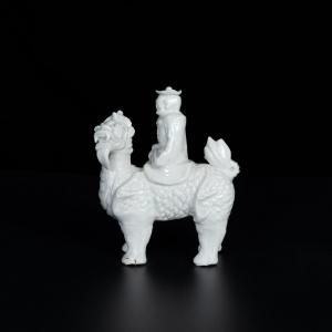 Figure en blanc de chine d’un européen sur un Qilin - Chine XVIIe Période Kangxi