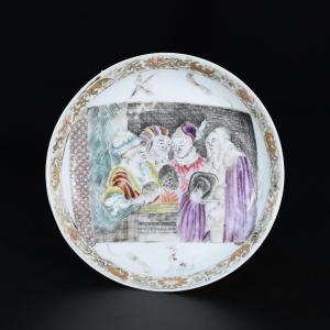 Les "acteurs De La Comédie Française" Famille Rose Saucer - China, 18th, Yongzheng Period