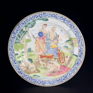 "famille Rose" Plate With "earth" Design - China, 18th Century, Qianlong Period