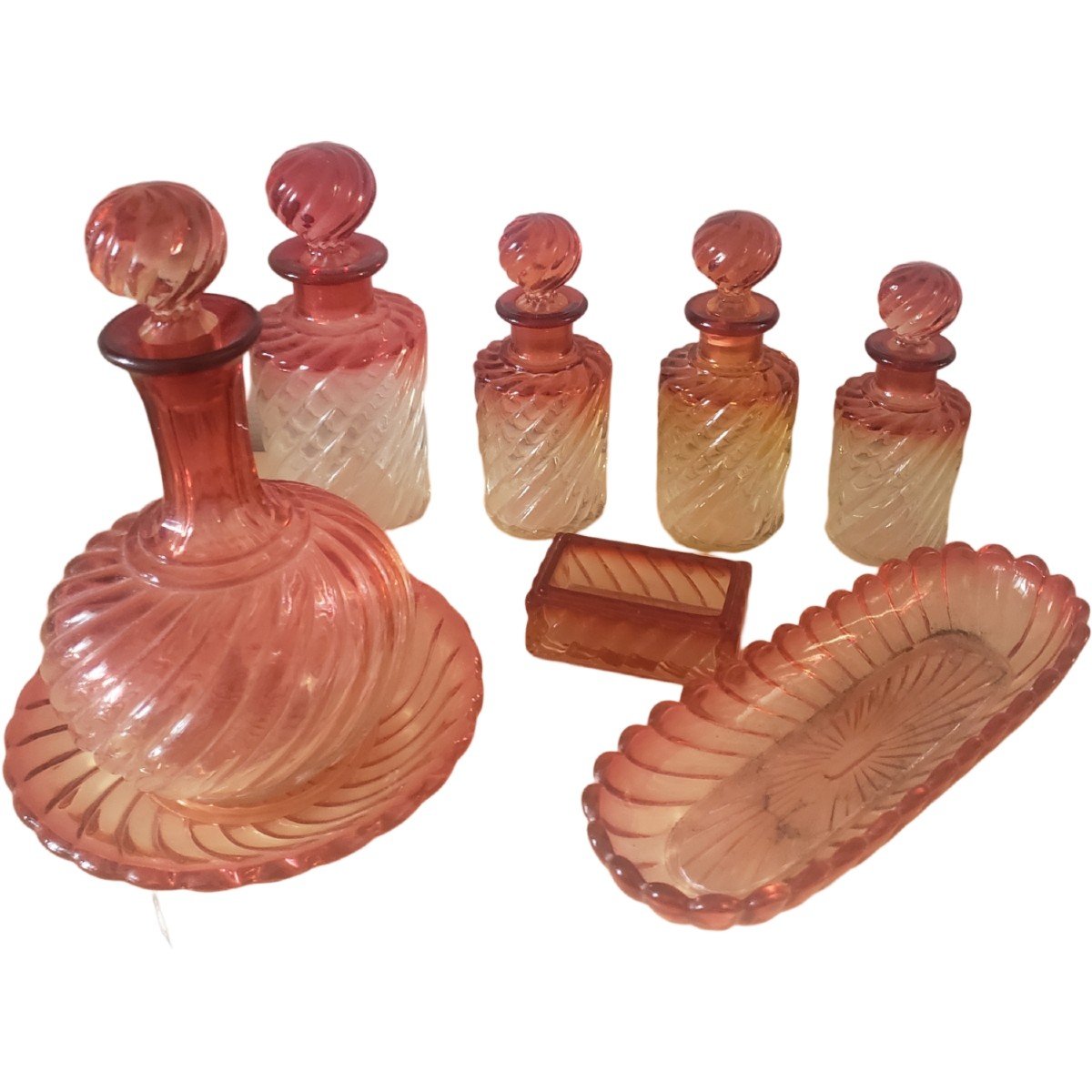 Baccarat garniture De Toilette En Cristal Teinté Rose à Côtes Torses