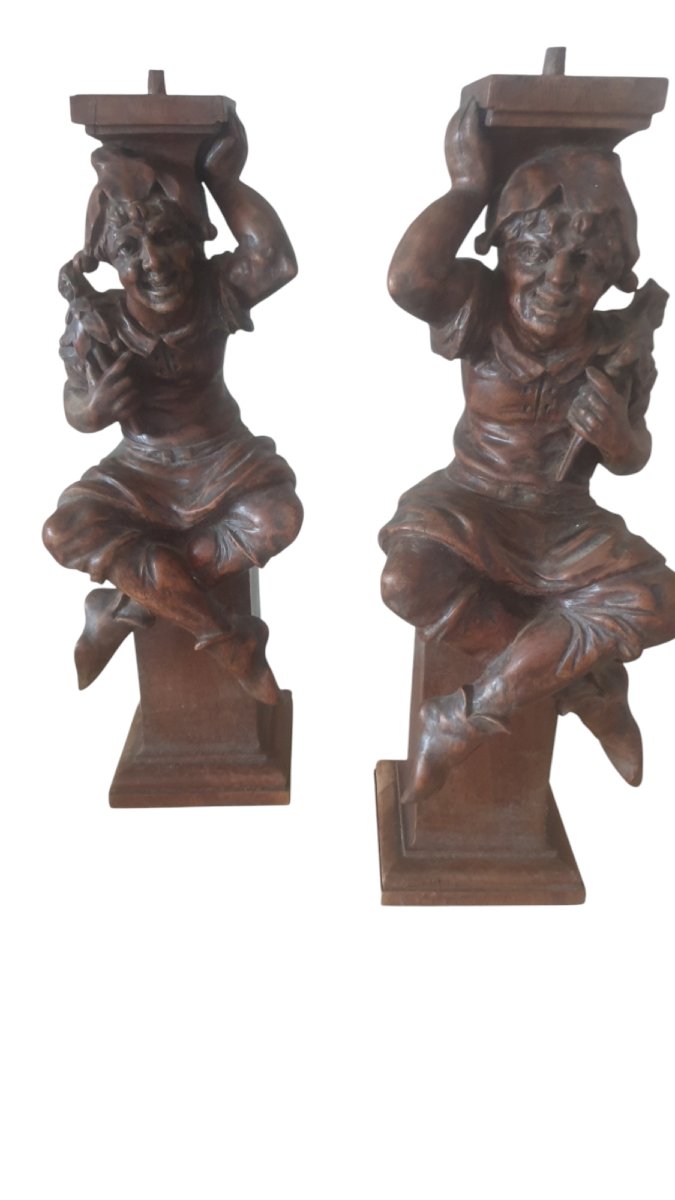 Paire De Piedestales En Noyer Sculpté Le Fou Du Roi Bouffon Sculpture   En Bois De Noyer Dans U-photo-7