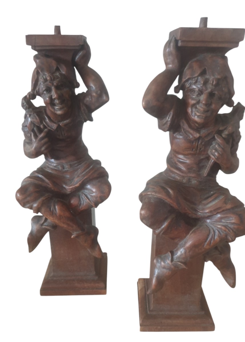 Paire De Piedestales En Noyer Sculpté Le Fou Du Roi Bouffon Sculpture   En Bois De Noyer Dans U