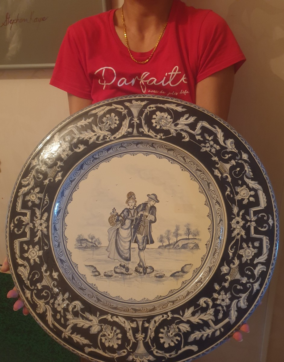 Immense plat en faience de Nevers 56 cm Signé 
