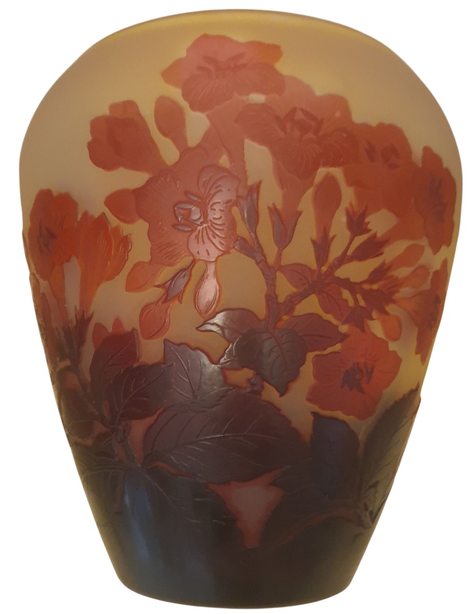Vase emile gallé rouge sur fond jaune fleurs de bignone-photo-2