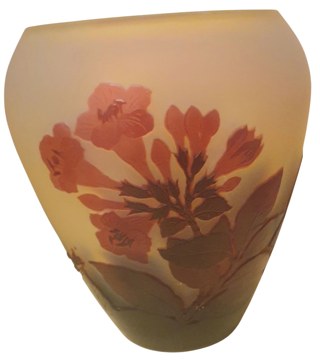 Vase emile gallé rouge sur fond jaune fleurs de bignone-photo-1
