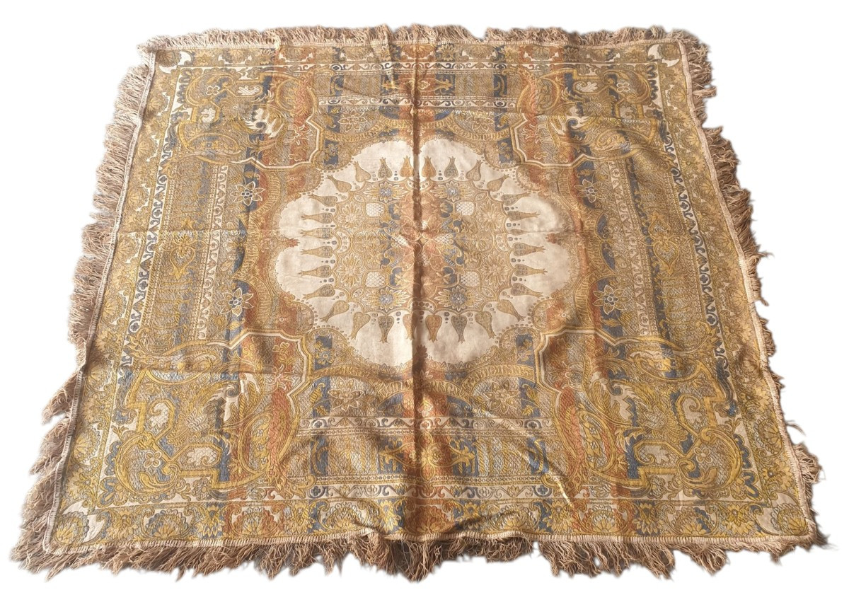 Tapisserie de table Napoléon III  satin 122 cm X 122 cm hors franges 