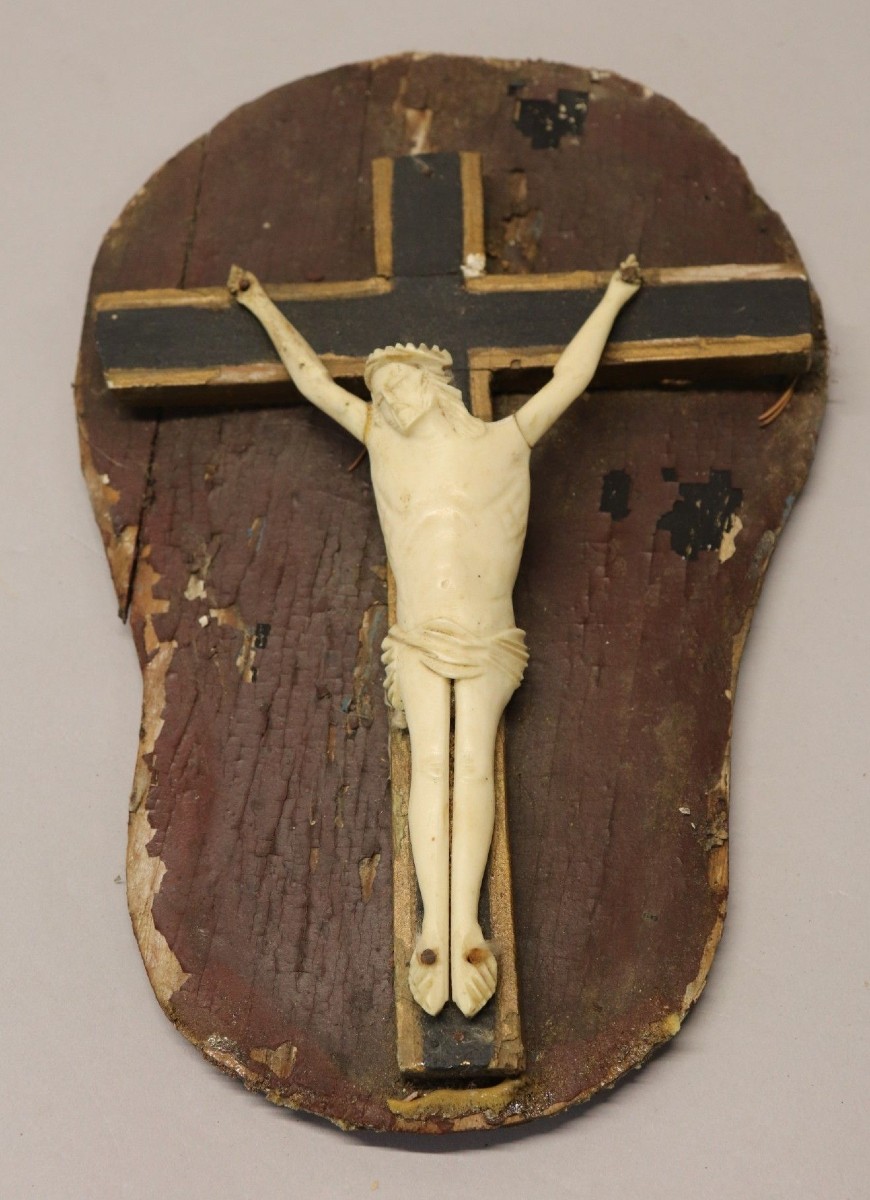 Crucifix Jésus Christ  janséniste sur panneau de bois 1790 en ivoire 