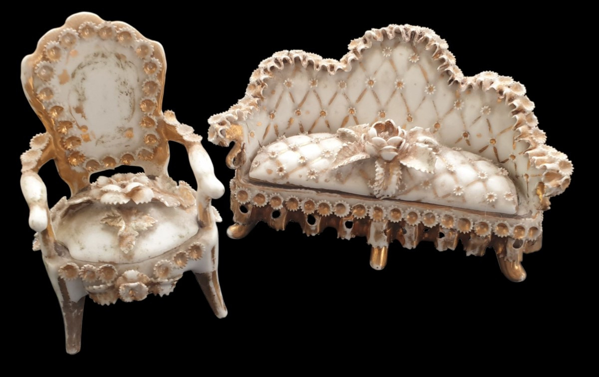 Canapé et fauteuil miniatures en porcelaine vers 1900-photo-3