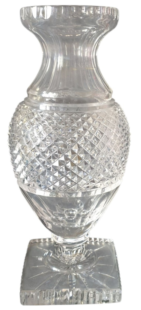 Important vase medicis Saint Louis en cristal  taillé en diamant h 32 cm