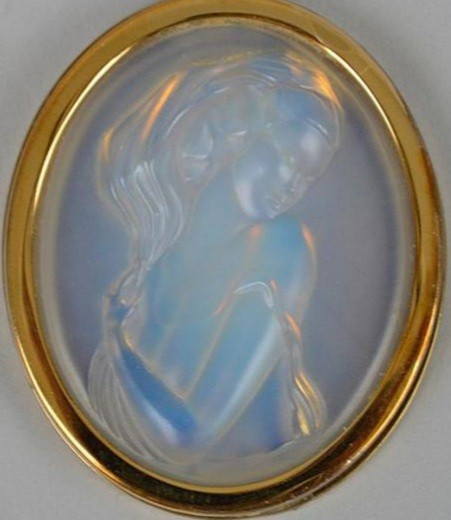 Lalique broche en cristal bleu opalescent 