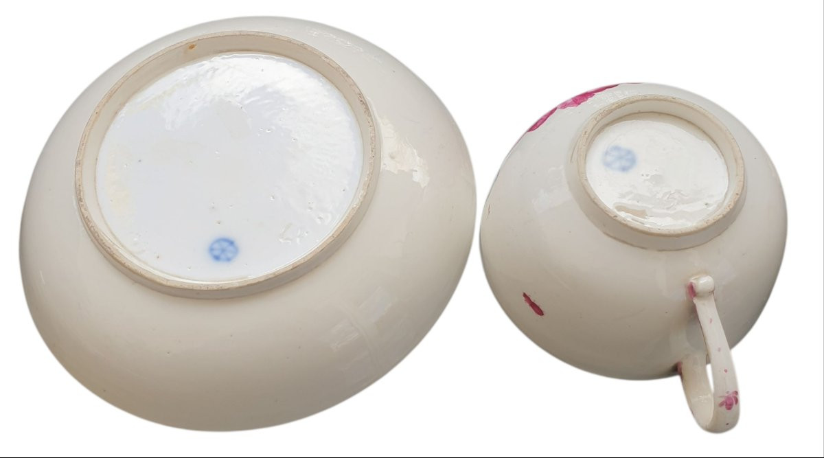 Hochst 18th Century Pair Of Porcelain Cups And Saucers Decorated With Flowers And Insects-photo-1