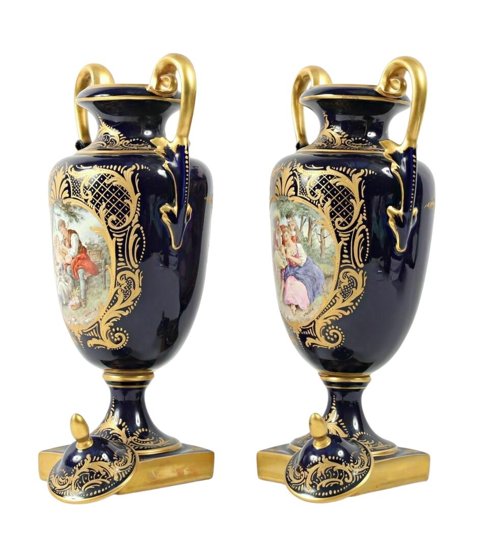 Paire de vase couverts en porcelaine de Paris bleu de sèvres-photo-1