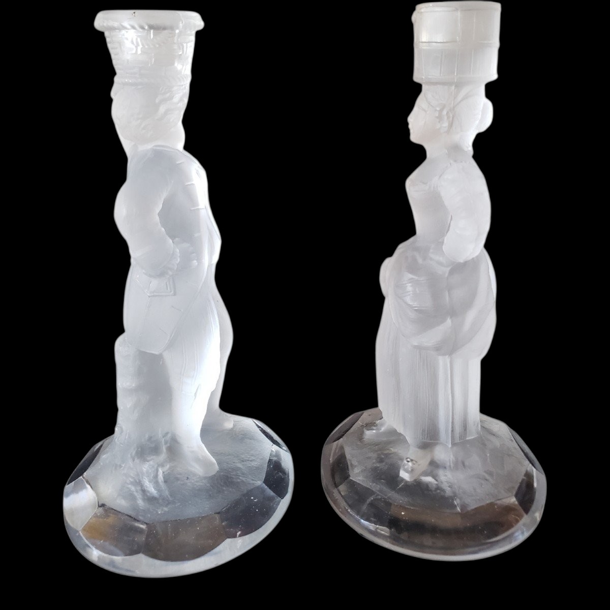 Holyrood Glassworks Paire de bougoirs Personnages Paysans En Cristal satiné circa 1870-photo-1