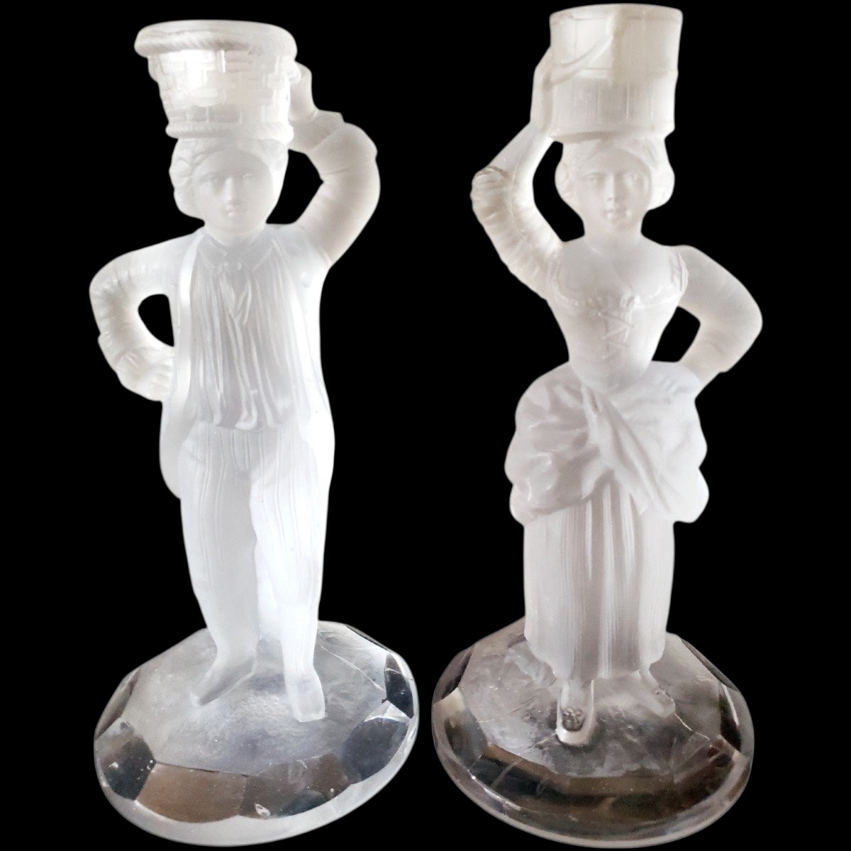 Holyrood Glassworks Paire de bougoirs Personnages Paysans En Cristal satiné circa 1870