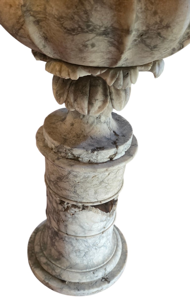 Importante urne en marbre néoclassique du XIXe siècle sculptée en forme de feuilles de vigne -photo-2