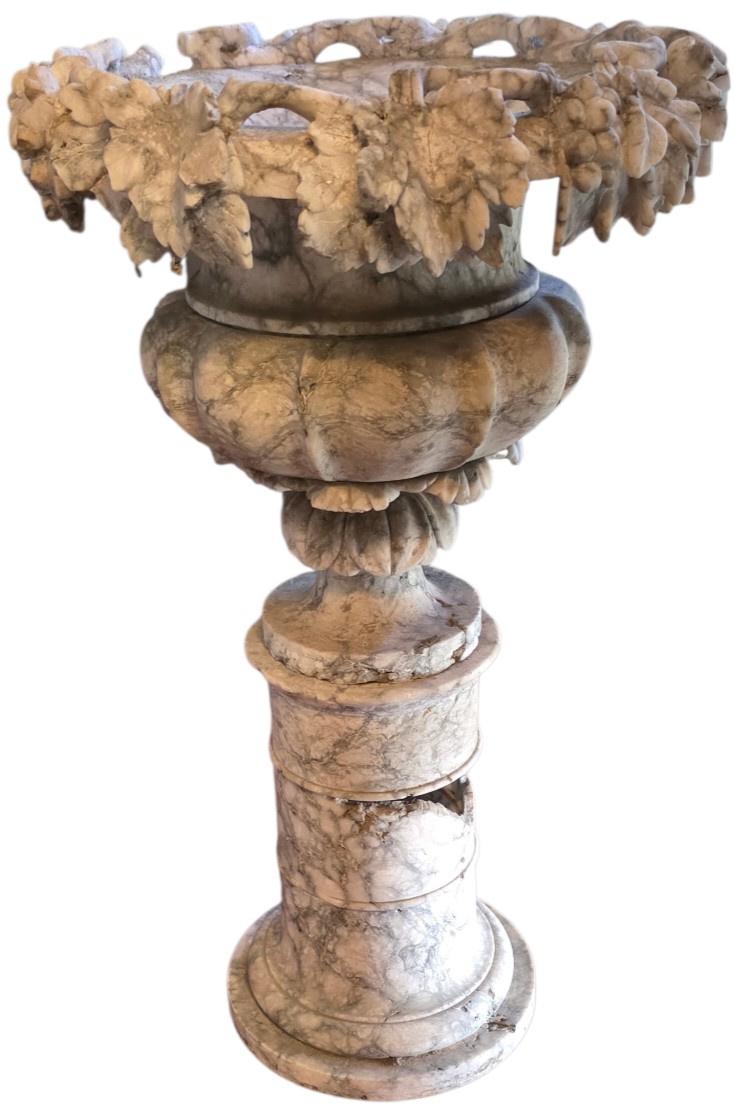 Importante urne en marbre néoclassique du XIXe siècle sculptée en forme de feuilles de vigne 