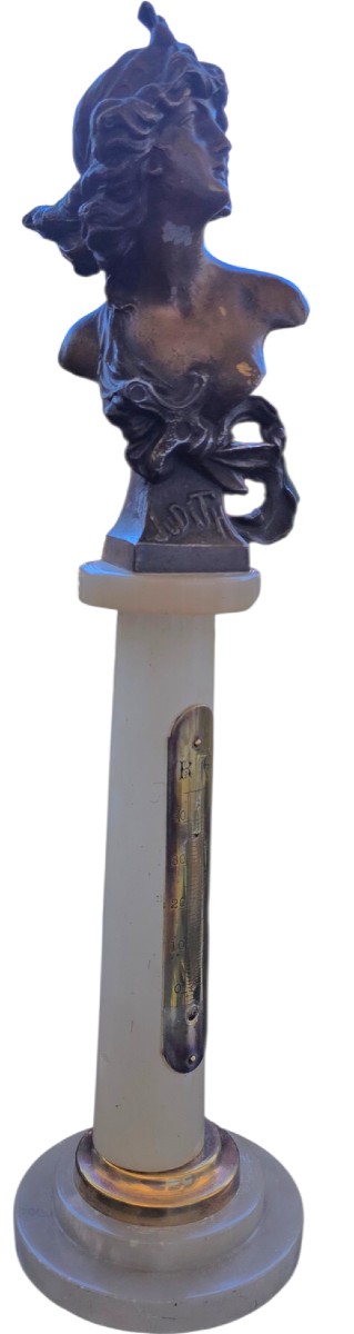 Sujet judith sur une colonne en onyx avec thermomètre 1900