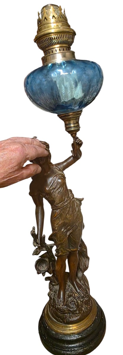 Impotante lampe a pétrole sur un sujet femme tenant le globe a pétrole vers 1900 signé -photo-2