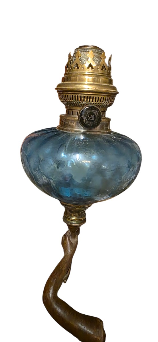 Impotante lampe a pétrole sur un sujet femme tenant le globe a pétrole vers 1900 signé -photo-3