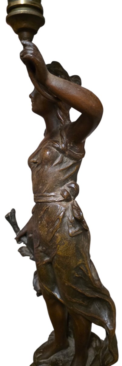 Impotante lampe a pétrole sur un sujet femme tenant le globe a pétrole vers 1900 signé -photo-5