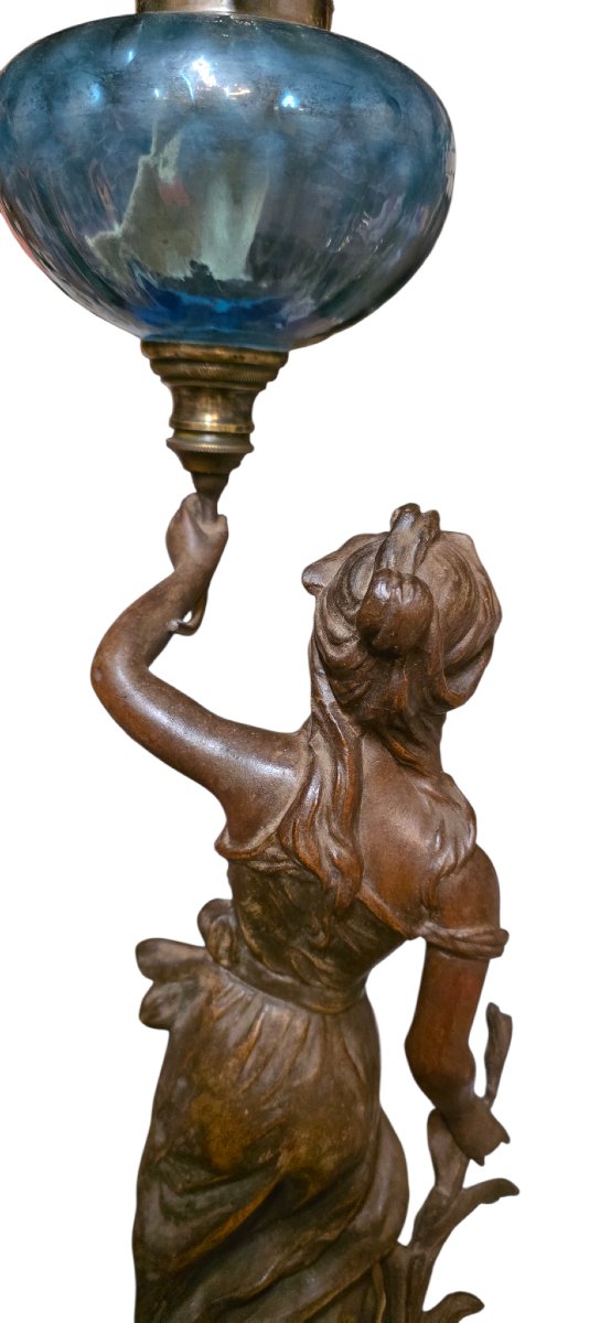Impotante lampe a pétrole sur un sujet femme tenant le globe a pétrole vers 1900 signé -photo-8