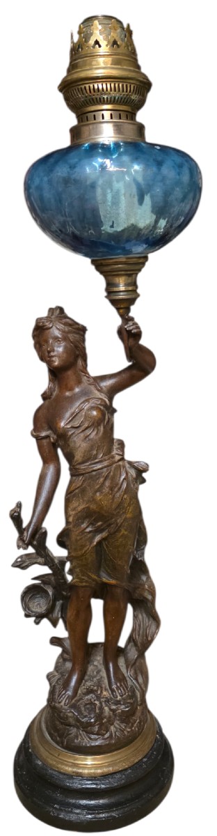 Impotante lampe a pétrole sur un sujet femme tenant le globe a pétrole vers 1900 signé 