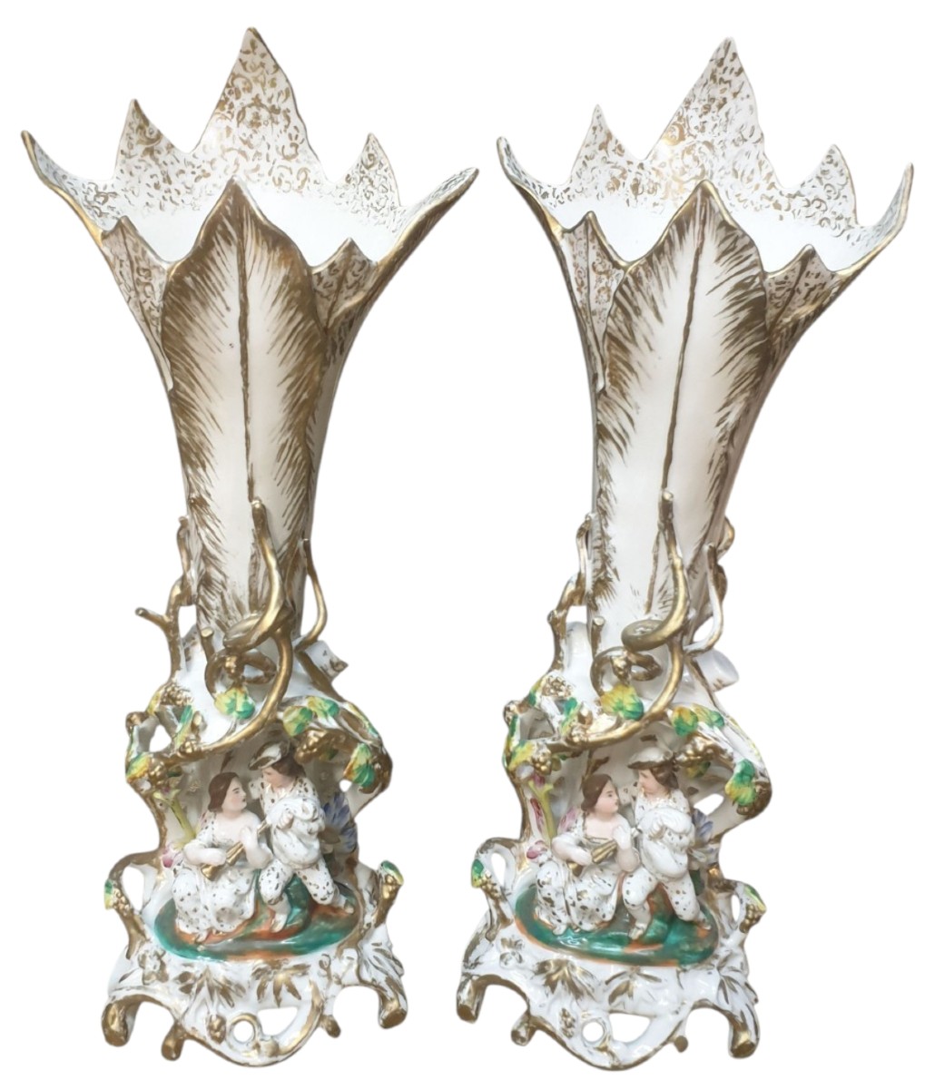 Paire de grand vases en porcelaine de Paris dorure et polychrome XIXeme 