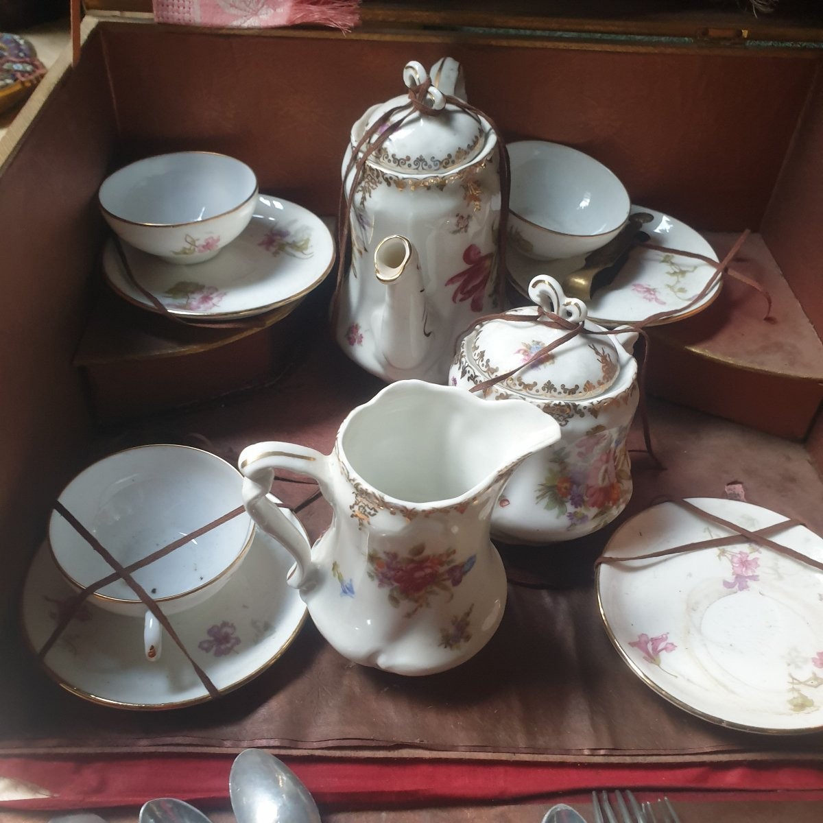 Dînette dans sont coffret pièces en  porcelaine circa 1900-photo-2