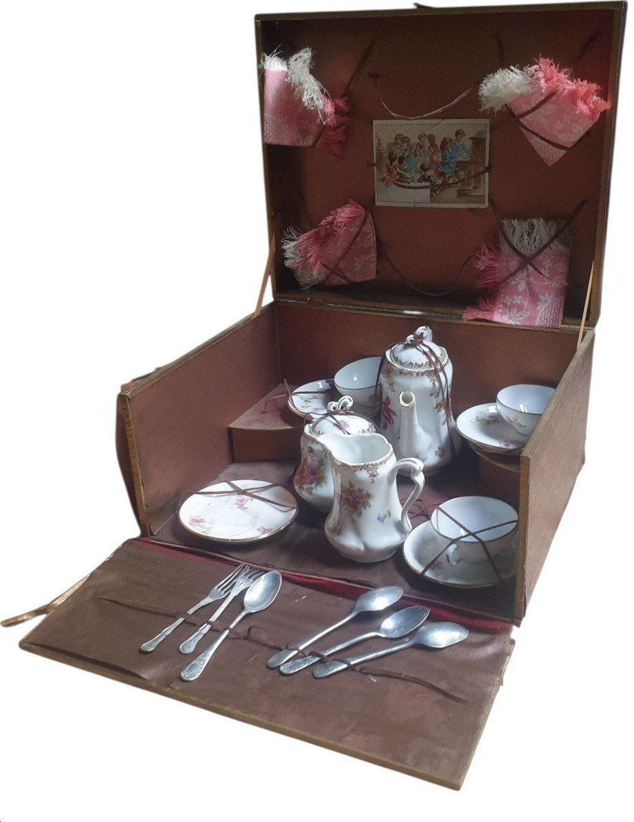 Dînette dans sont coffret pièces en  porcelaine circa 1900