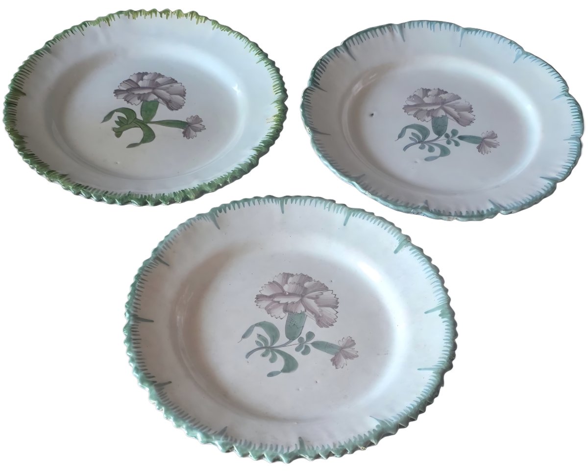 3 assiettes ancienne au deccor œillets 