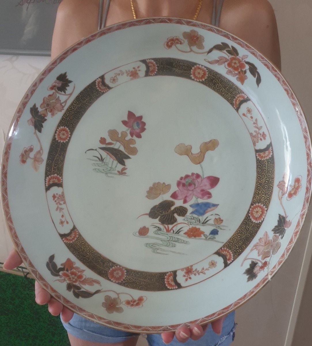 China: A Richly Decorated Serving Platter Made Of Chinese Porcelain With Hand-painted Floral Designs -photo-2