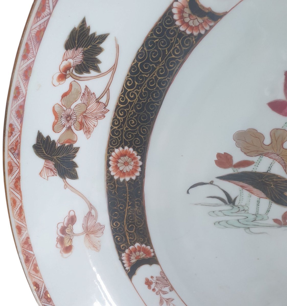 China: A Richly Decorated Serving Platter Made Of Chinese Porcelain With Hand-painted Floral Designs -photo-1