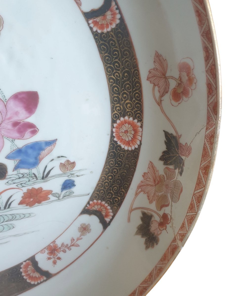 China: A Richly Decorated Serving Platter Made Of Chinese Porcelain With Hand-painted Floral Designs -photo-2