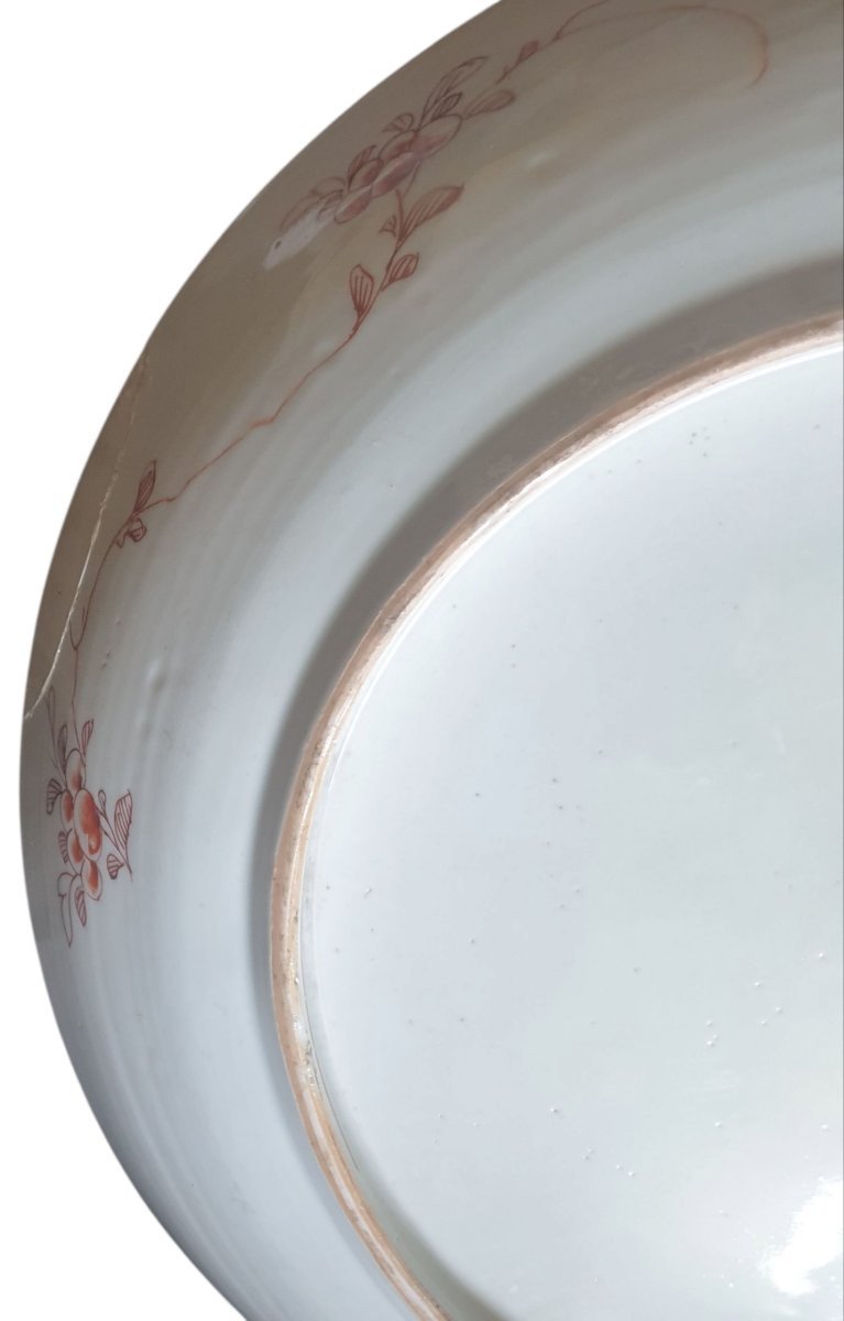 China: A Richly Decorated Serving Platter Made Of Chinese Porcelain With Hand-painted Floral Designs -photo-3