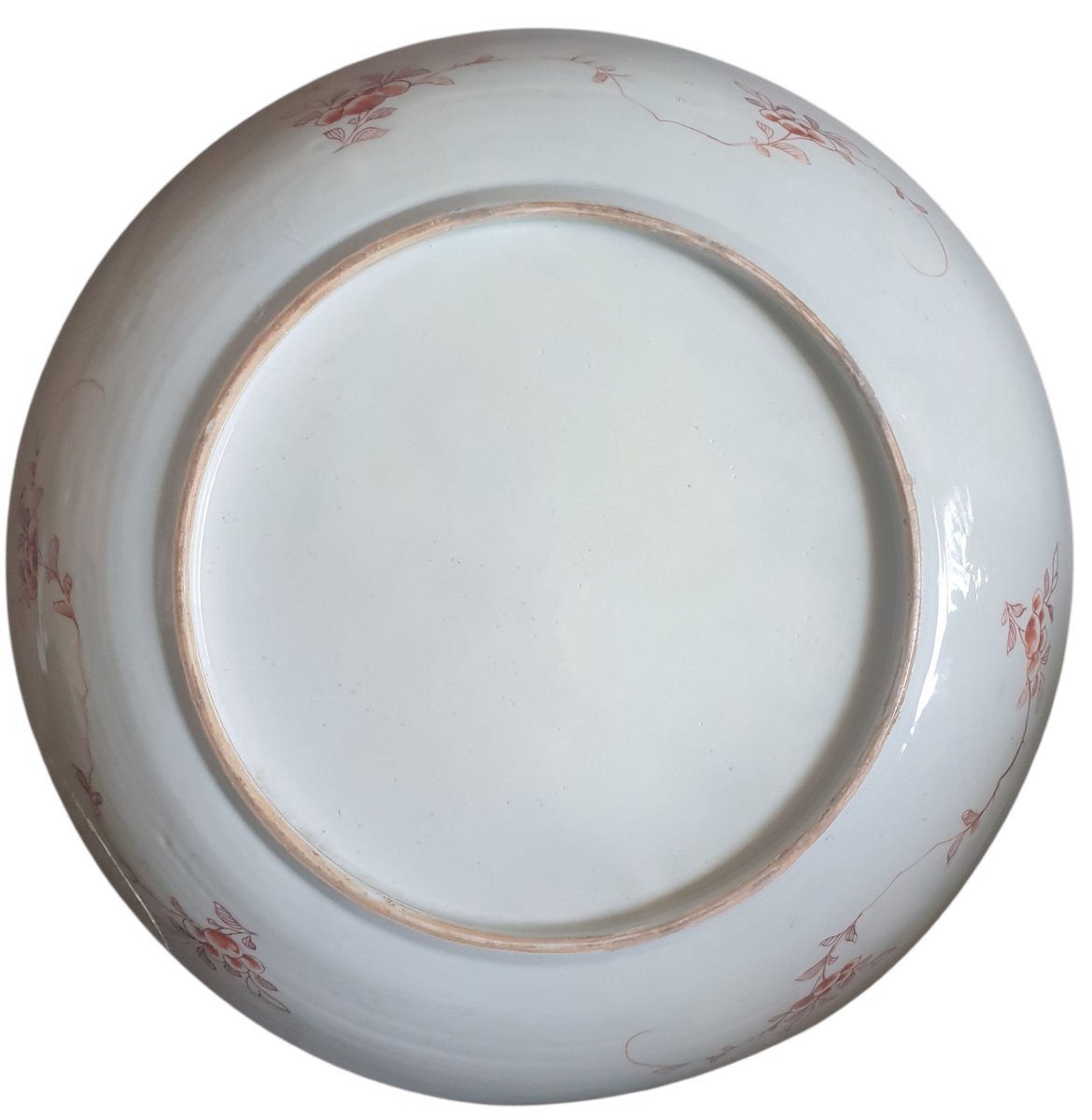 China: A Richly Decorated Serving Platter Made Of Chinese Porcelain With Hand-painted Floral Designs -photo-4
