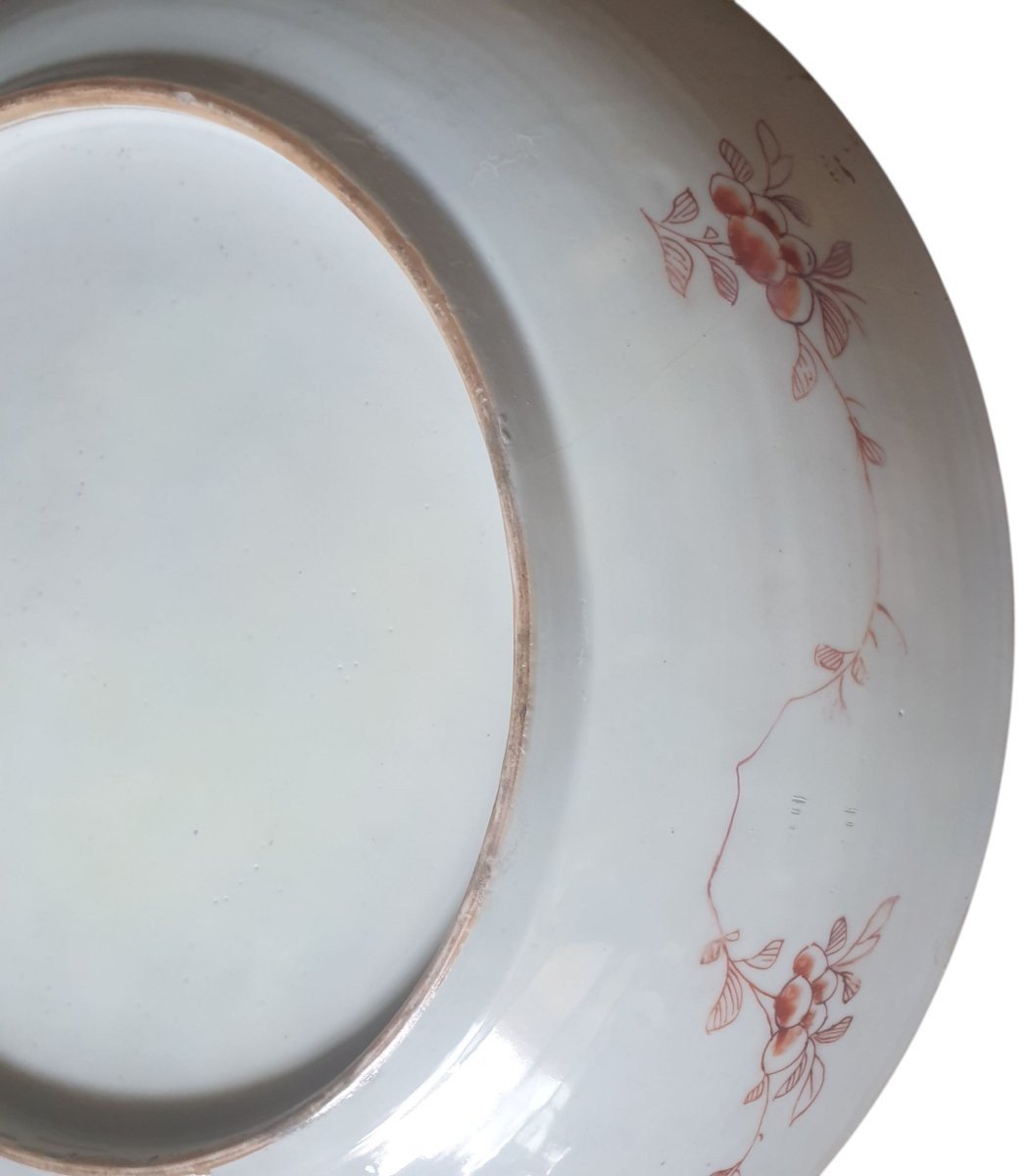 China: A Richly Decorated Serving Platter Made Of Chinese Porcelain With Hand-painted Floral Designs -photo-5