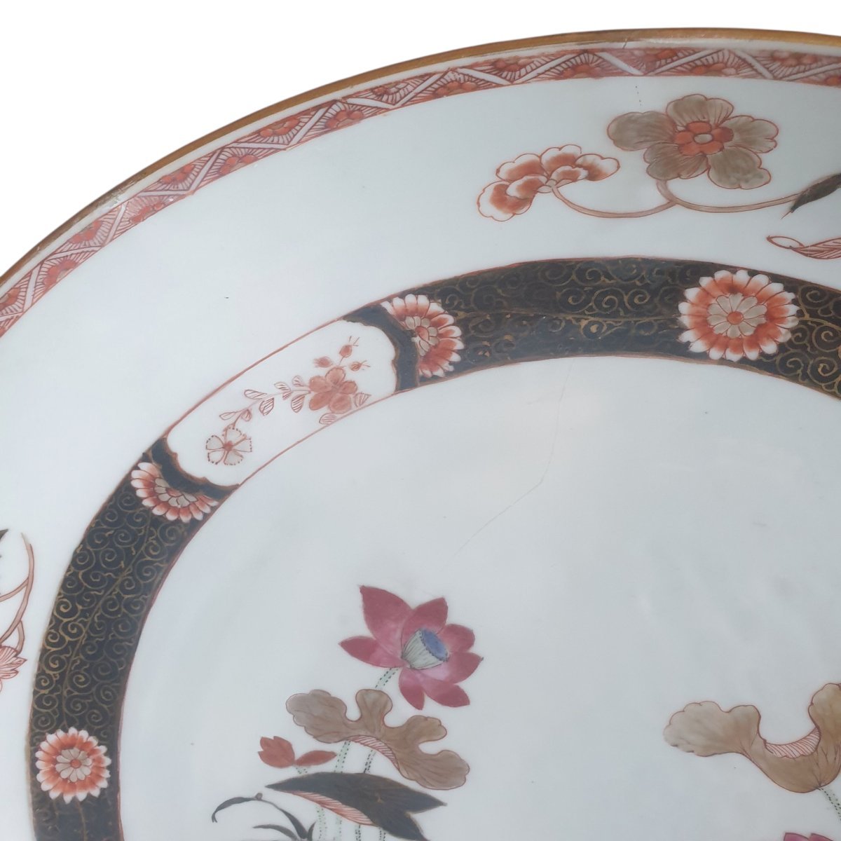 China: A Richly Decorated Serving Platter Made Of Chinese Porcelain With Hand-painted Floral Designs -photo-6