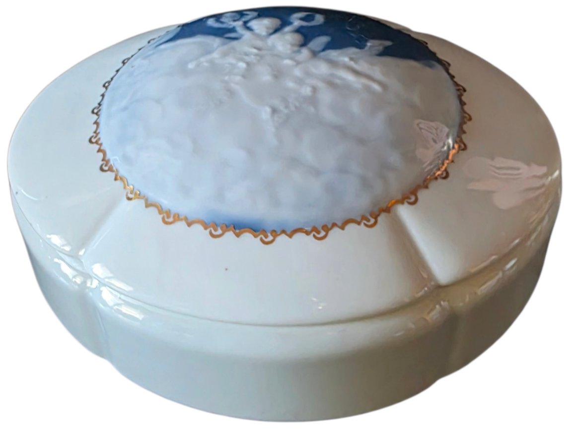  A Magnificent Oval Powder Box Or Candy Box Made Of Limoges Porcelain, Designed By Lanternier 