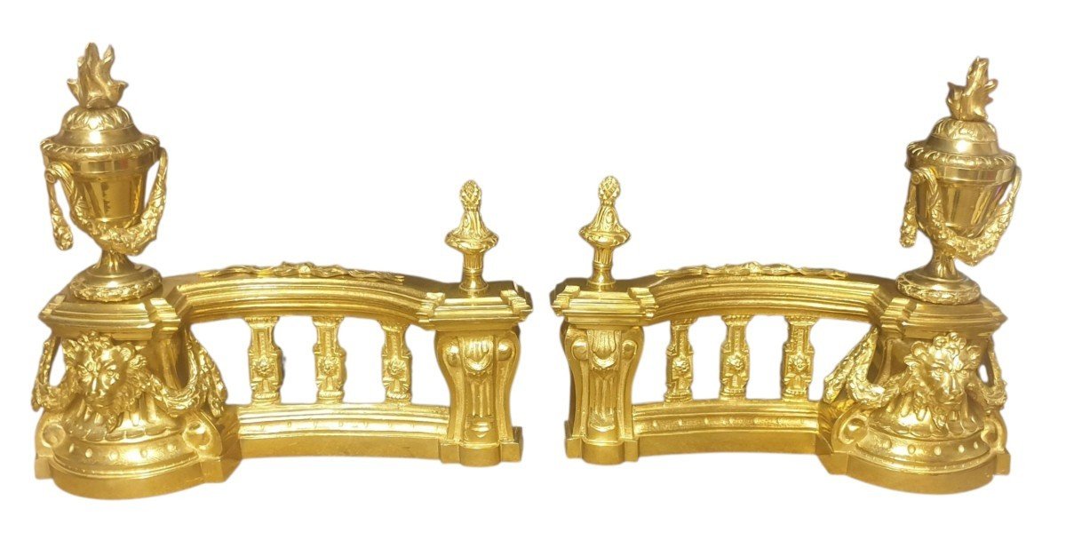  Paire de chenets de cheminée en bronze doré  Style Louis XVI fin XIXe Sublime paire de chenets