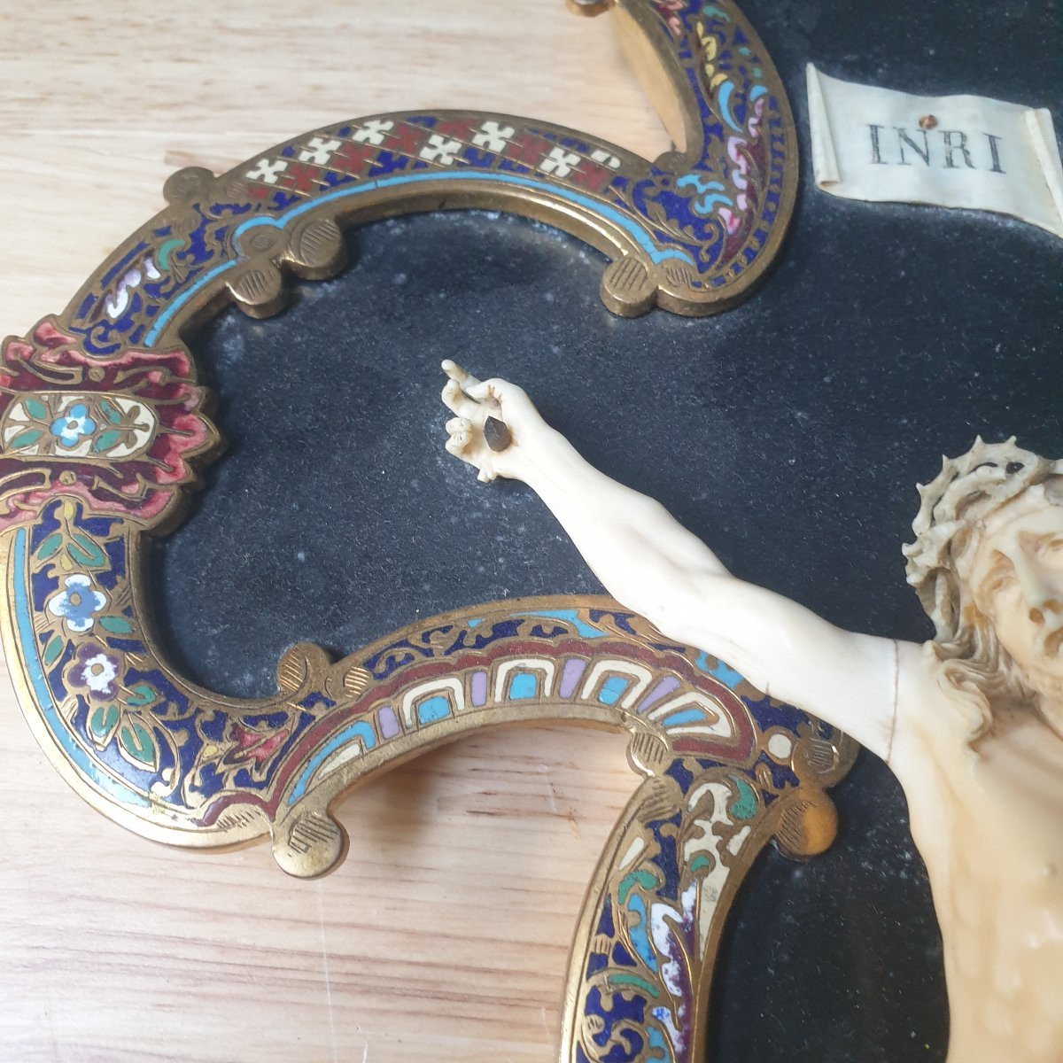  An Exceptional Napoleon III-era Crucifix Made Of Gilded Bronze, Cloisonné Enamel, And Precious Materials -photo-4