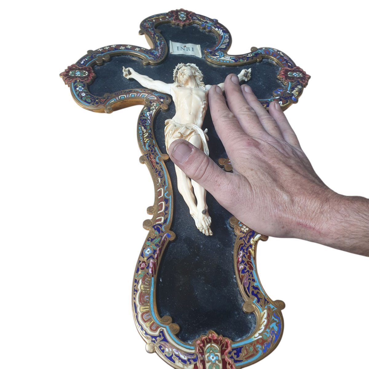 crucifix d'époque Napoléon III en bronze doré, émaux cloisonnés et matière noble 