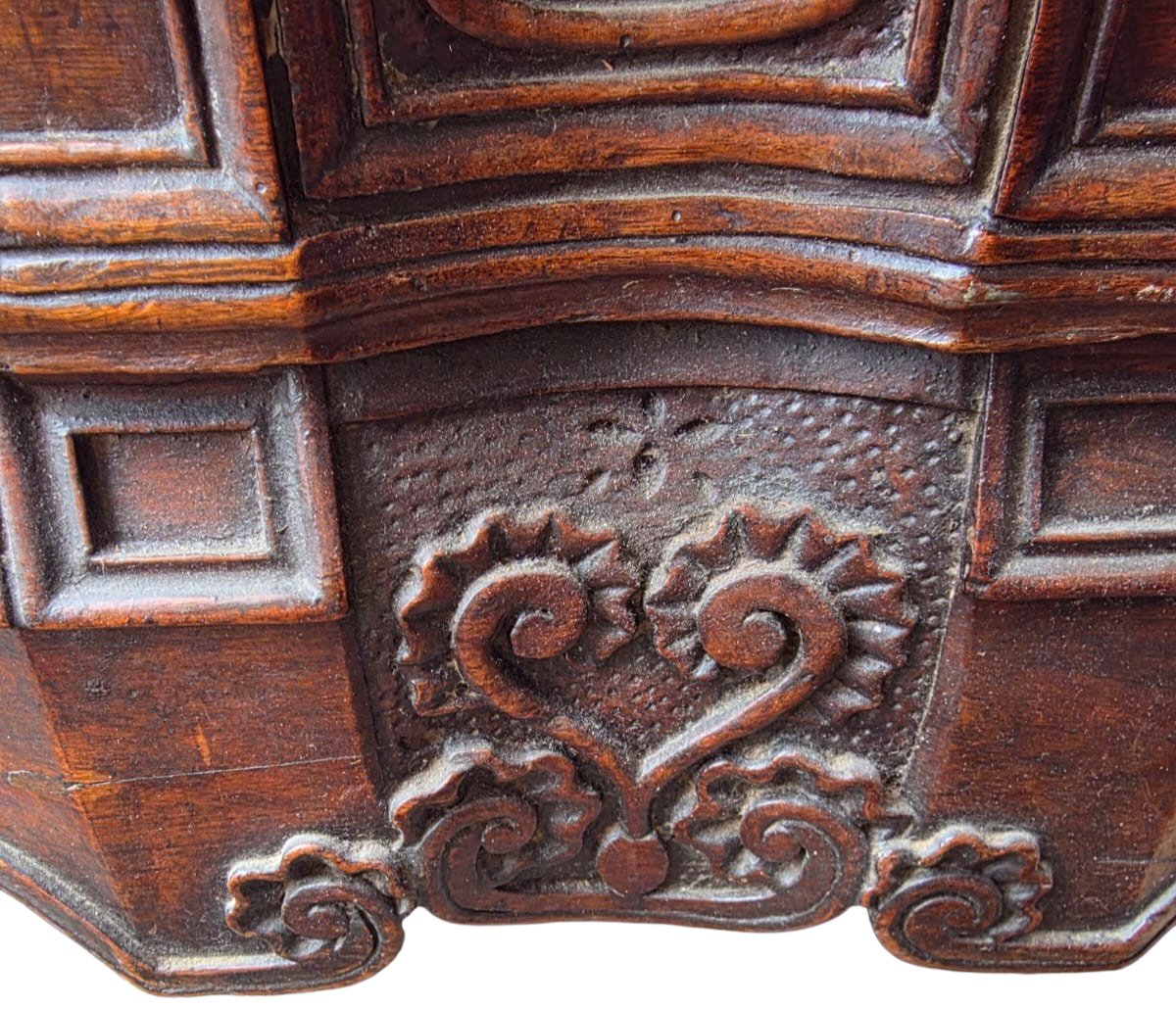 Rare 18th-century Chest Of Drawers In Solid Walnut And Oak  Rhône Valley, Provence -photo-4
