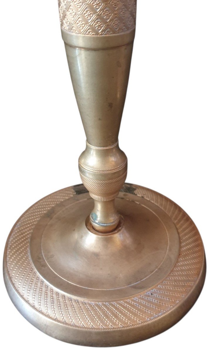  Paire de bougeoirs d'époque Empire ciselé à motifs guillochés H 23,5 cm élégant-photo-2