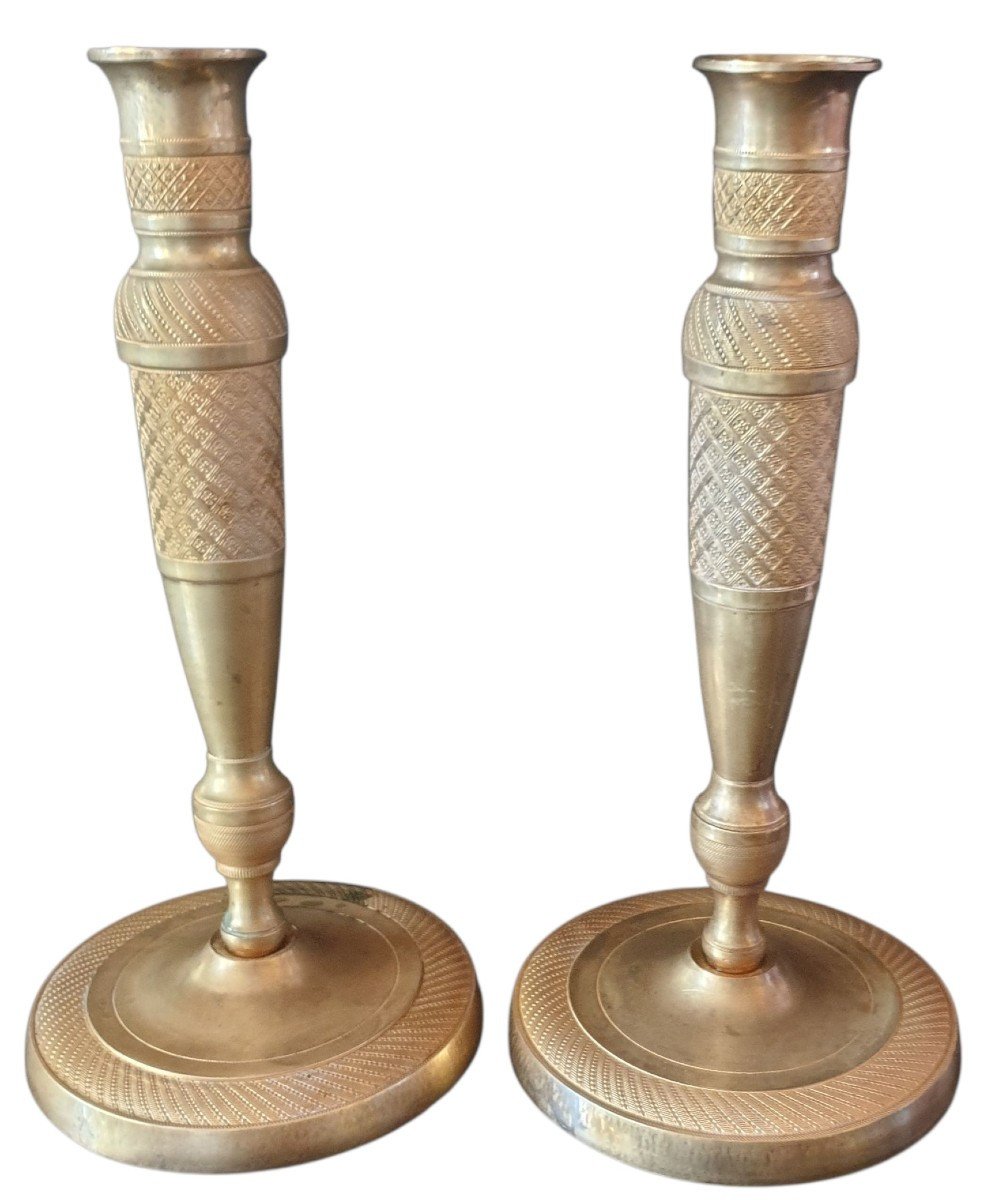  Paire de bougeoirs d'époque Empire ciselé à motifs guillochés H 23,5 cm élégant