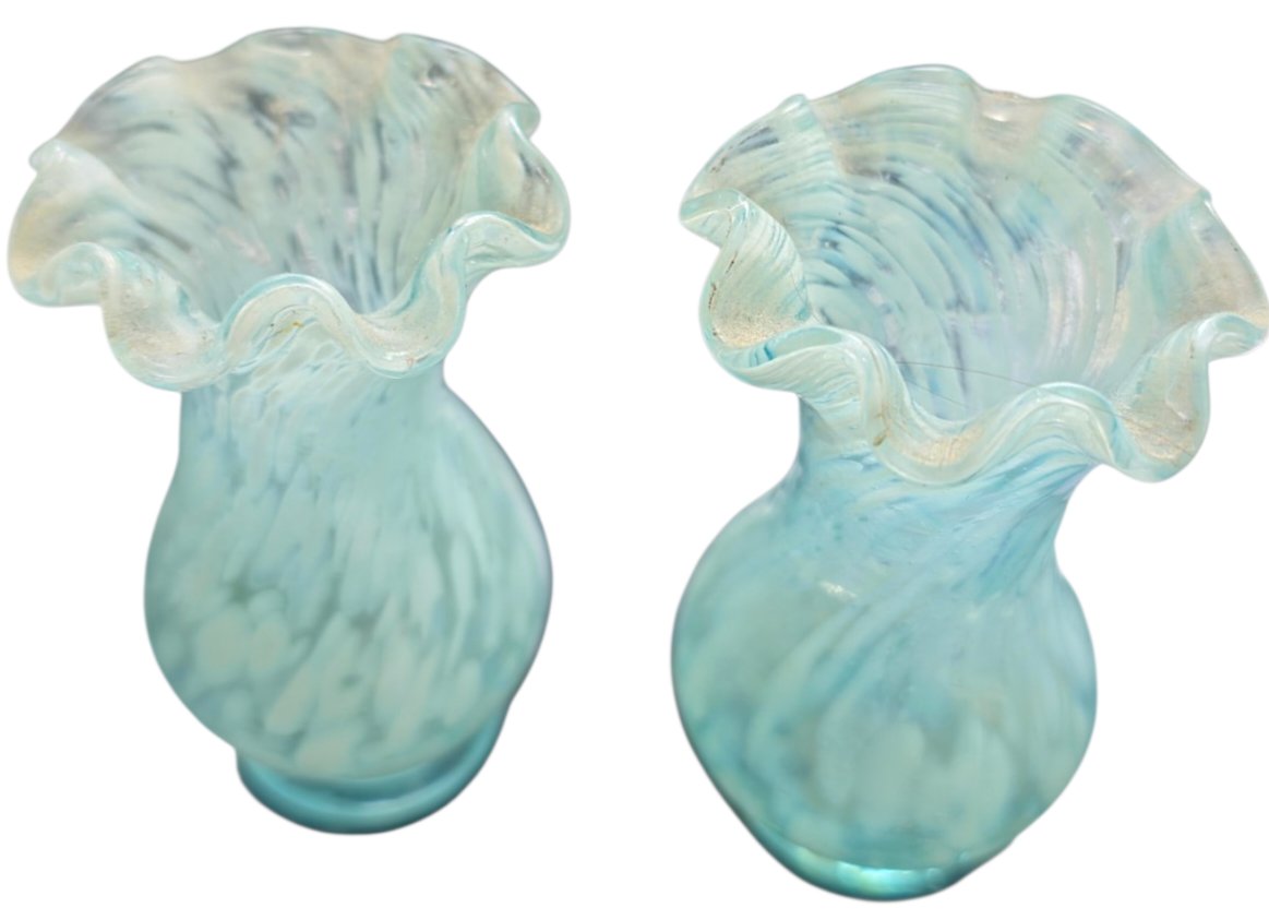   Paire de petits vases miniatures soliflores anciens en verre opalescent bleu et blanc -photo-2
